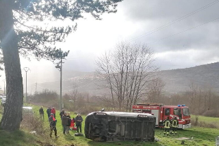 Alfedena - Pulmino Anffas finisce in una scarpata, feriti 5 passeggeri e il conducente